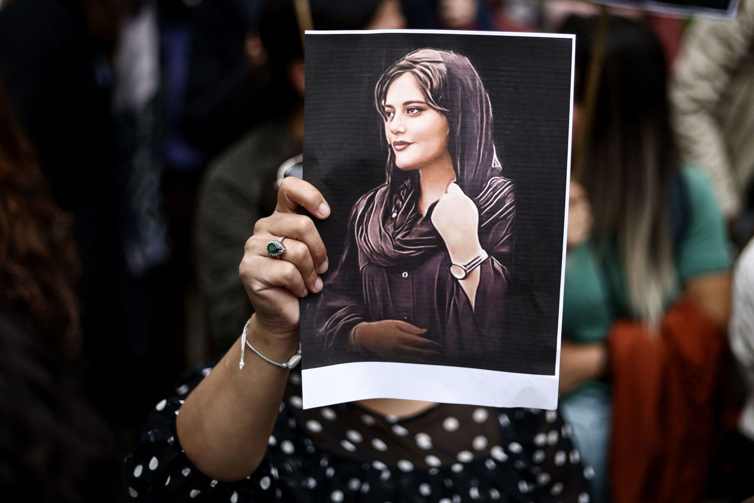 Mahsa Amini: a un anno dalla morte tornano le proteste in Iran, arrestato il padre della ragazza