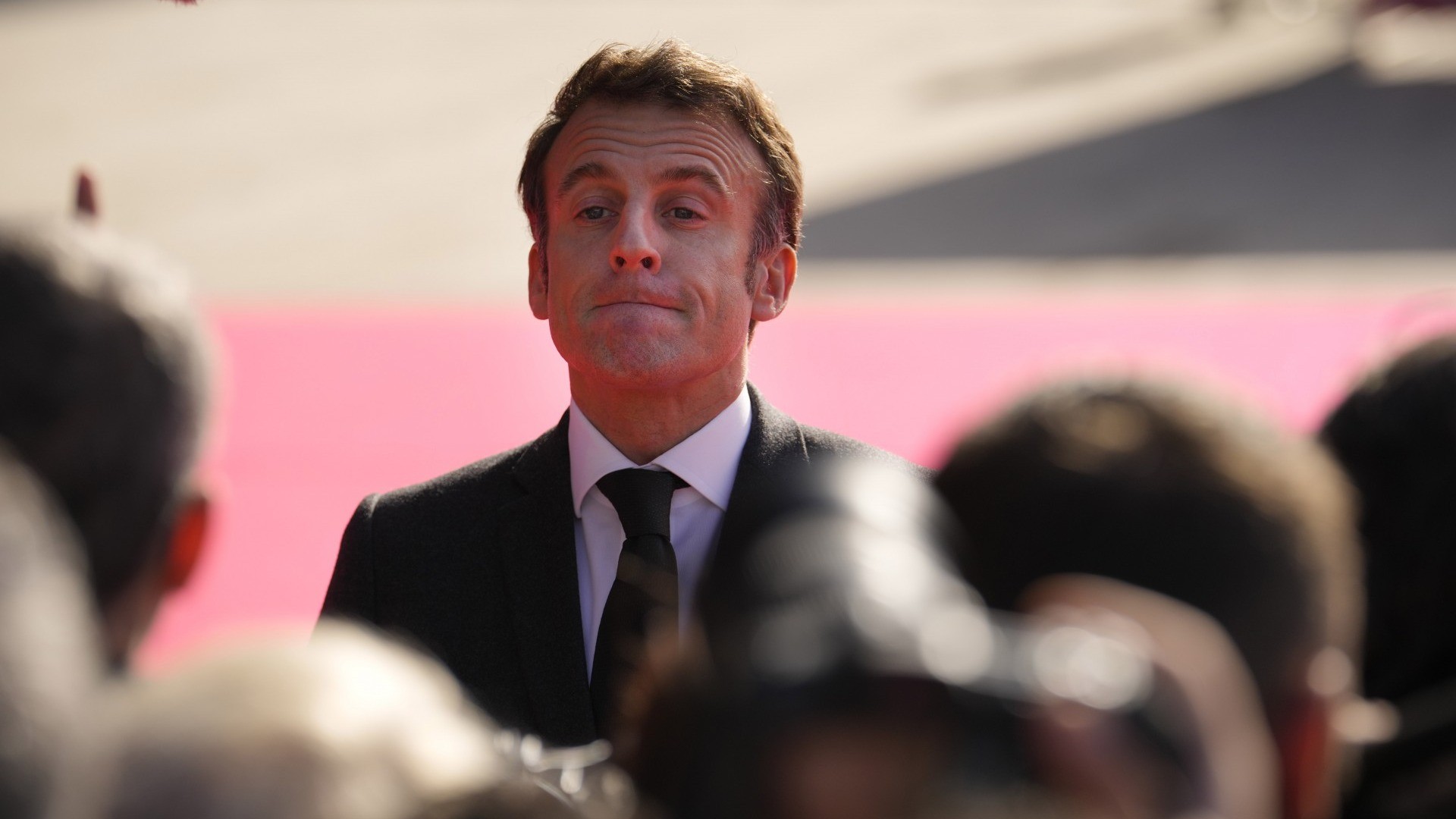 Macron cerca di guadagnare consensi tra i giovani: dal 2023 preservativi gratis