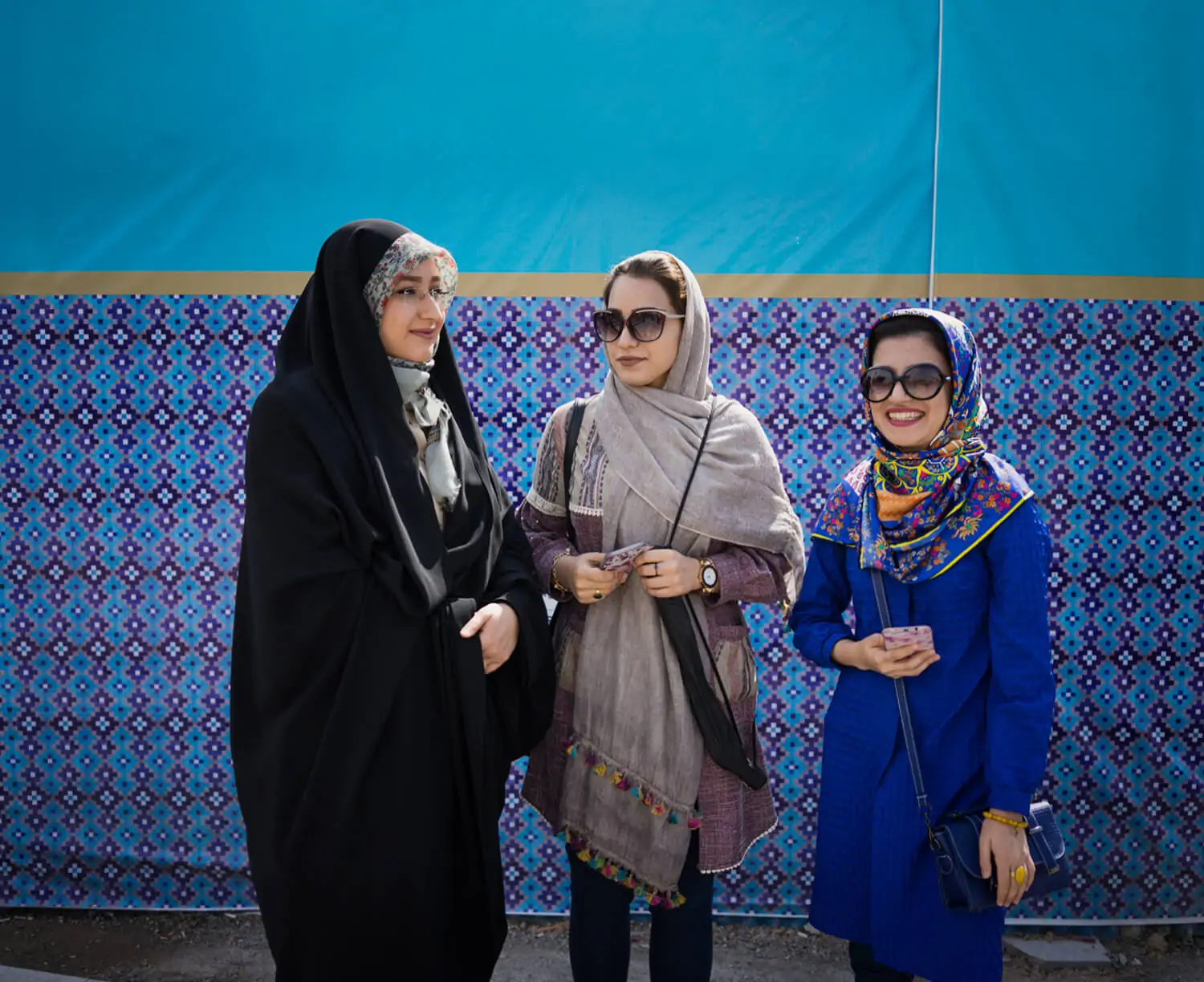Easyiran-Come_vestirsi_in_Iran-Cover-1 "Nessuna abolizione della polizia morale". In Iran vogliono bloccare i conti bancari alle donne senza velo