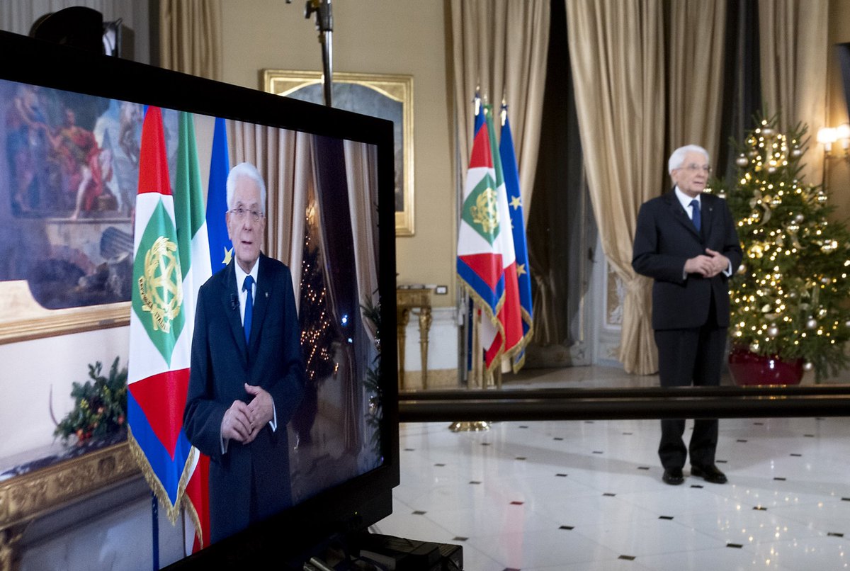 Mattarella: "Guardiamo al domani con gli occhi dei giovani, la Repubblica siamo tutti noi"