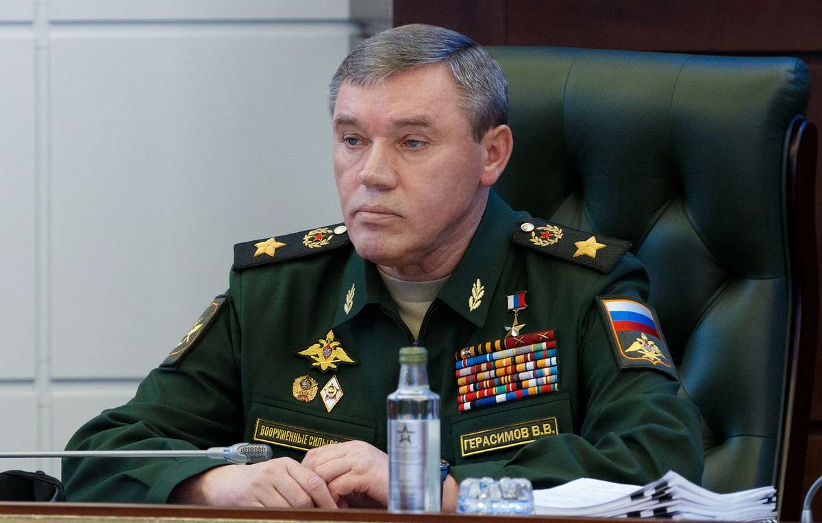 Gerasimov Cremlino smentisce: "Non abbiamo licenziato il capo di stato maggiore delle forze armate Gerasimov"