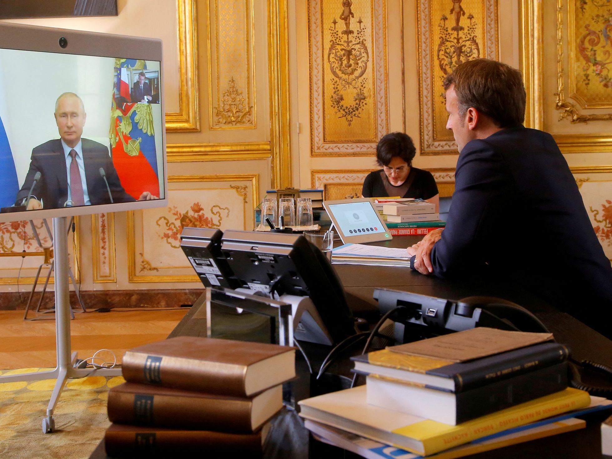 Macron: "L'Occidente non cerca di distruggere la Russia, mantengo contatti regolari con Putin"