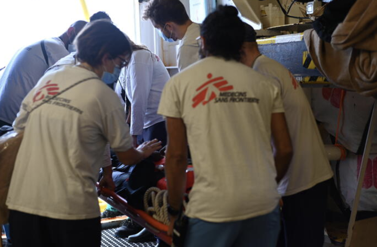 Migranti, il governo Meloni apre i porti a tre navi Ong dopo gli schiaffi francesi (e tedeschi)