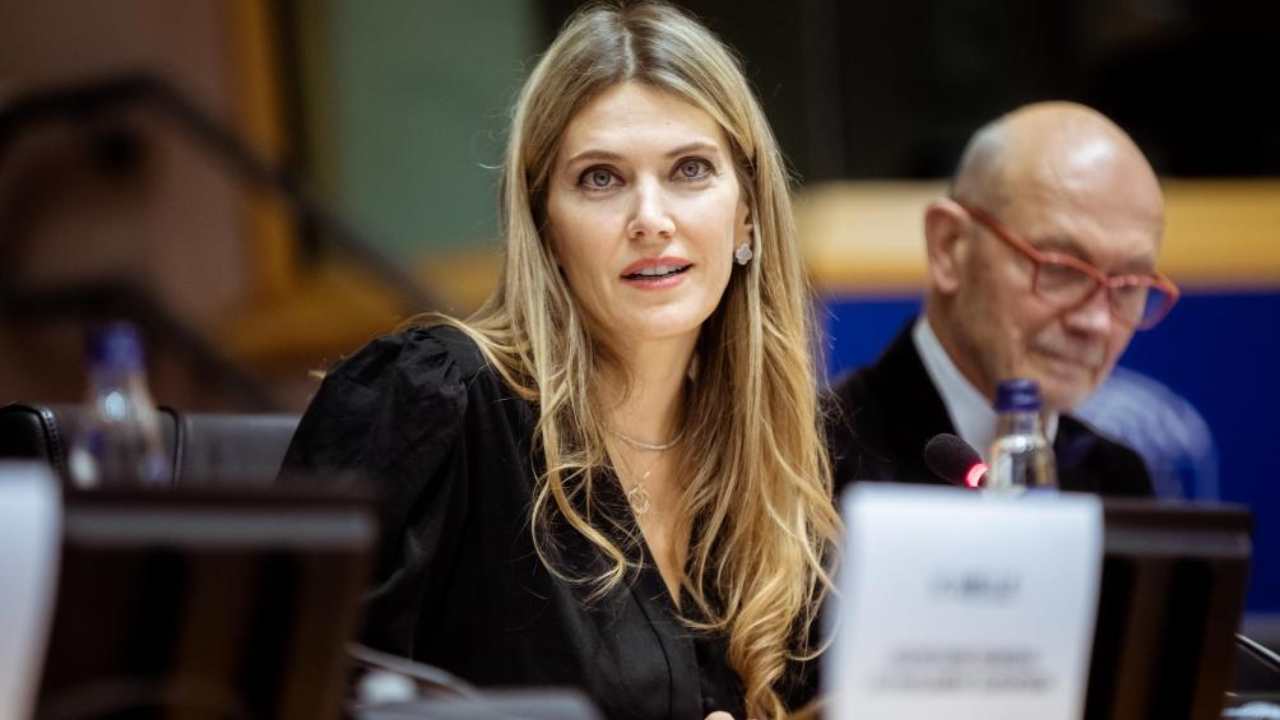 Eva Kaili destituita da vice-presidente del parlamento europeo Eva Kaili destituita da vice-presidente del parlamento europeo