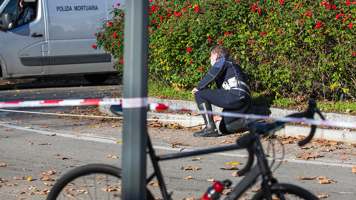 Auto travolge due ciclisti: un 17ennne è morto, gravemente ferita l'altra vittima