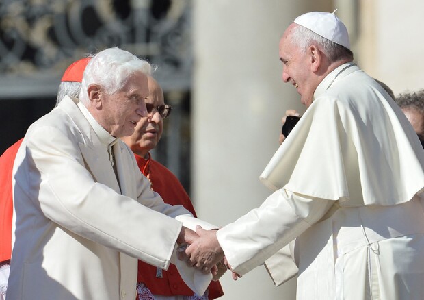 Bergoglio ricorda la gentilezza di Ratzinger: "Grati a Dio per averlo donato alla Chiesa e al mondo"