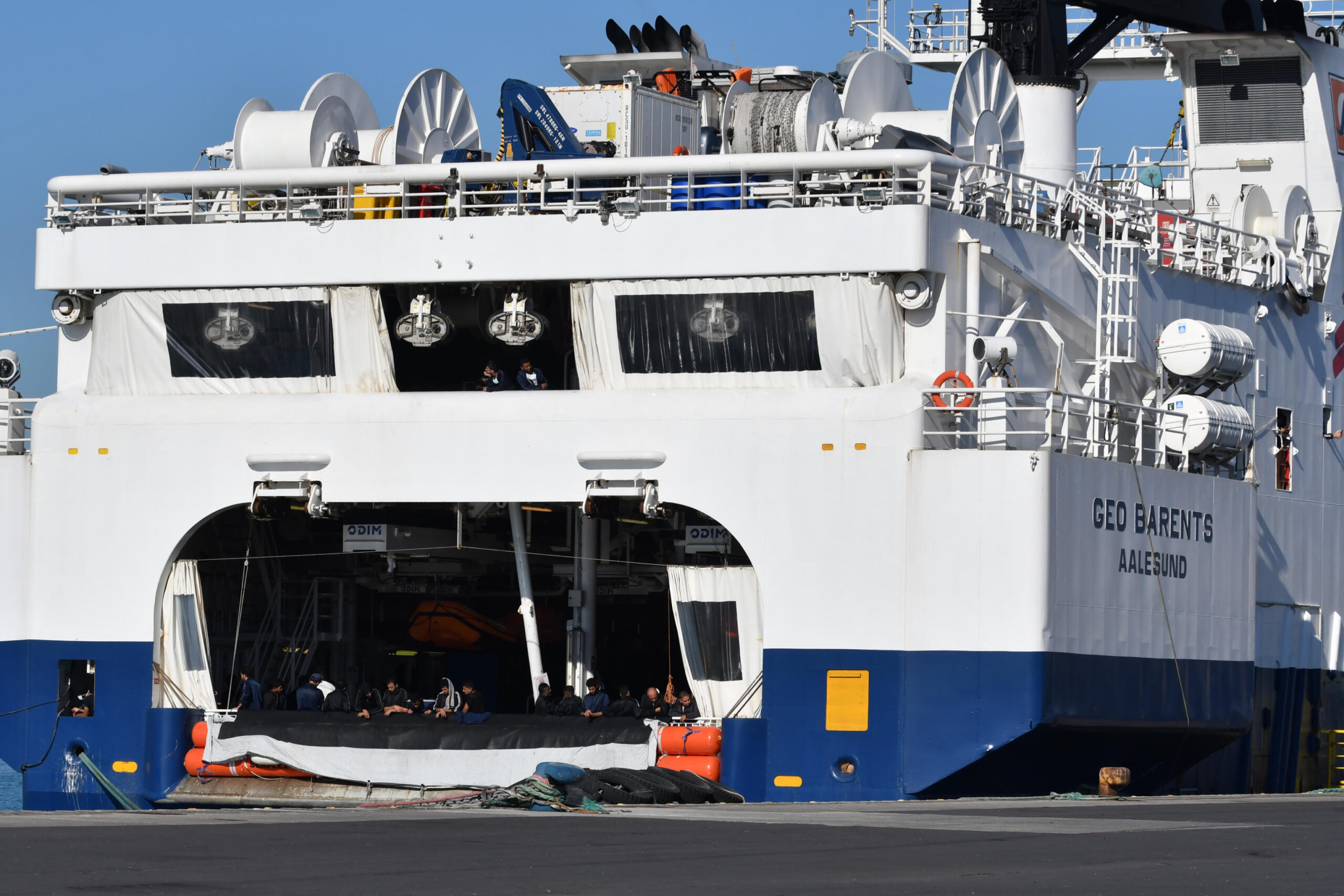 Migranti, la nave di Msf torna a salvare vite, mentre 'affonda' la credibilità di Frontex