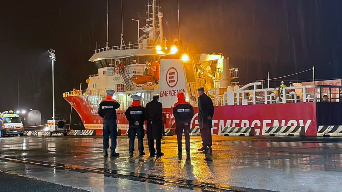 Migranti, la "Life Support" di Emergency attracca a Livorno: 142 persone a bordo, molti i minori