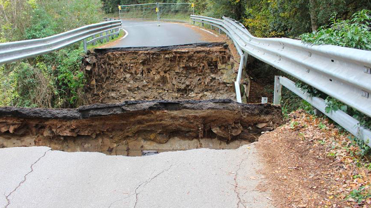 Pisa, crolla un ponte sulla provinciale: "Poteva essere una tragedia"