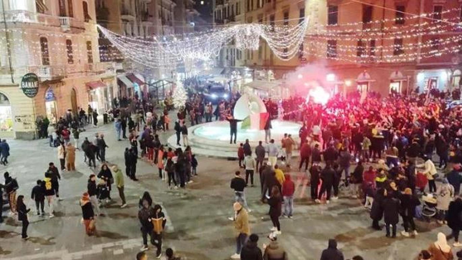 I tifosi del Marocco hanno ripulito la Piazza dopo la festa per la vittoria al Mondiale