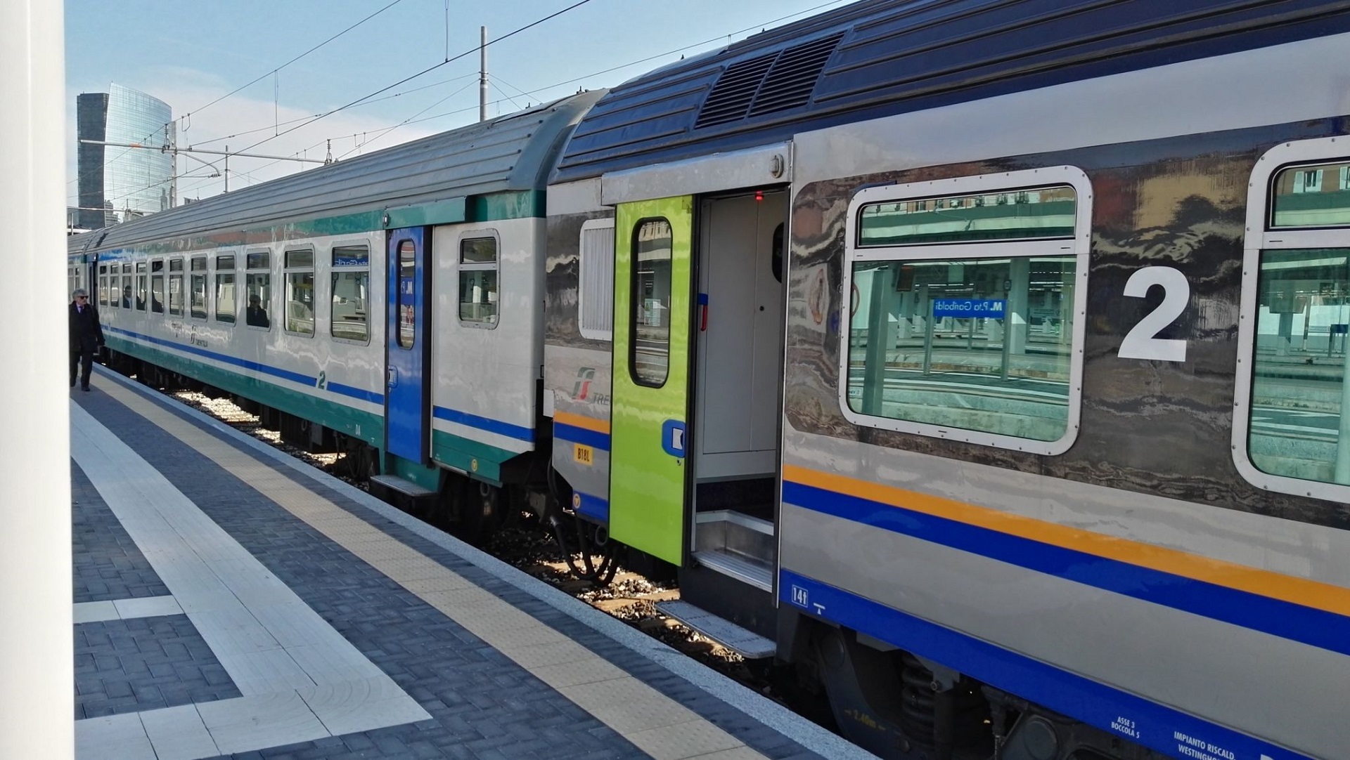 Ascolta una telefonata sul treno e fa arrestare l'uomo che voleva uccidere una donna: il gesto del 15enne