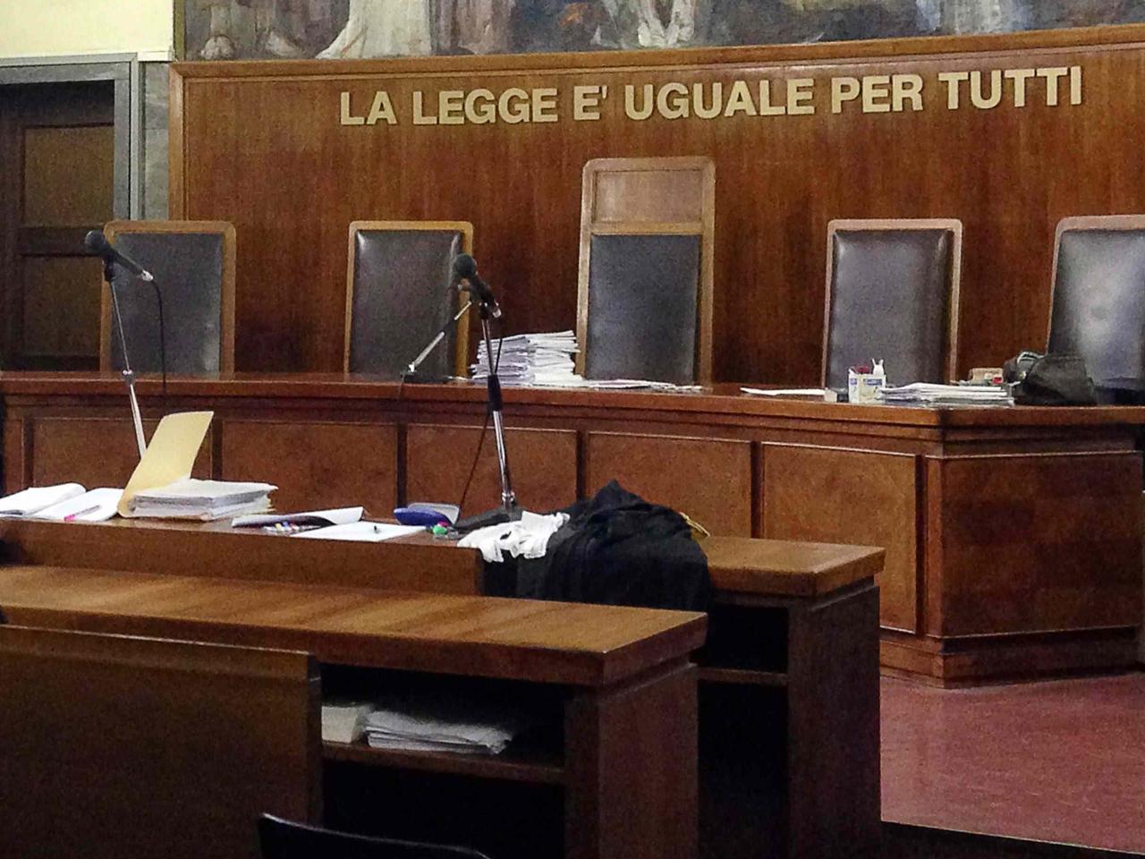 Uccise il padre per difendere la madre, la Corte d'Assise annulla la condanna a 21 anni: appello da rifare