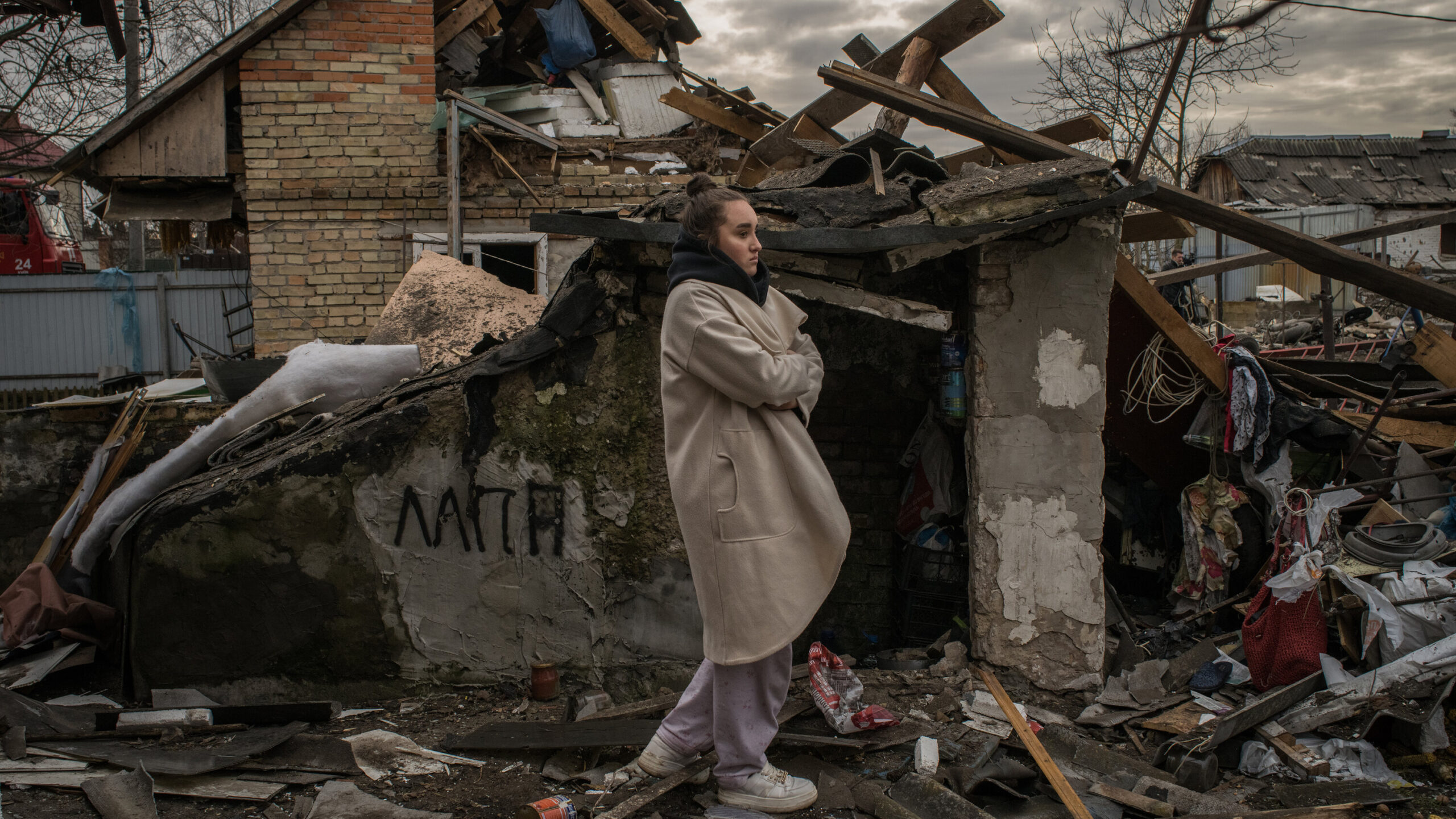 I russi attaccano Kiev con missili e droni per tutta la notte: danni e black-out