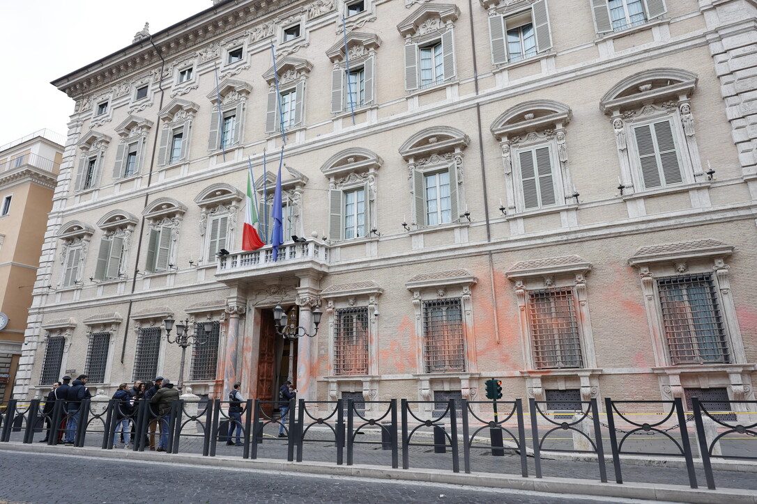 Ma quale ambientalismo? Un gruppo di vandali imbratta la facciata del Senato: fermati