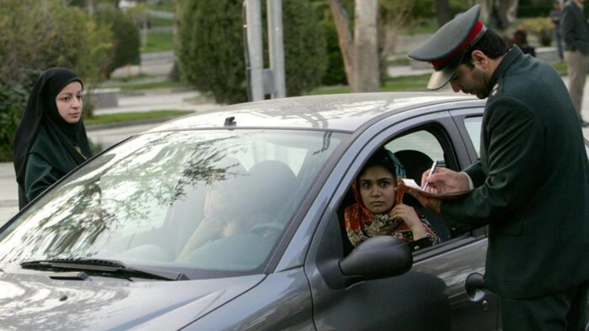 Nessuna apertura. La polizia morale riprende a controllare l'uso del velo islamico in auto