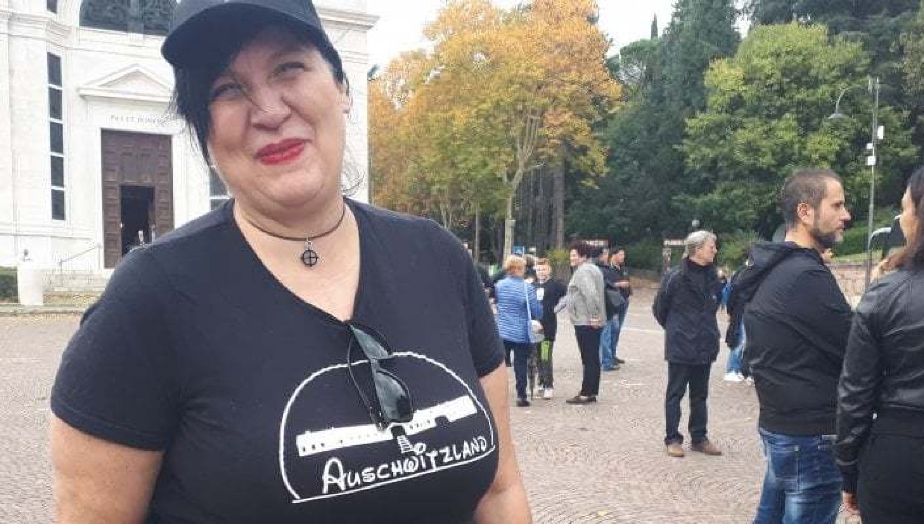Fascista indossò la maglietta con scritto "Auschwitzland": il tribunale la assolve