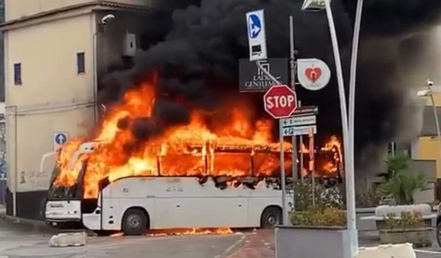 Guerriglia ultras a Pagani tra scontri e fiamme: l'emergenza non sono i rave