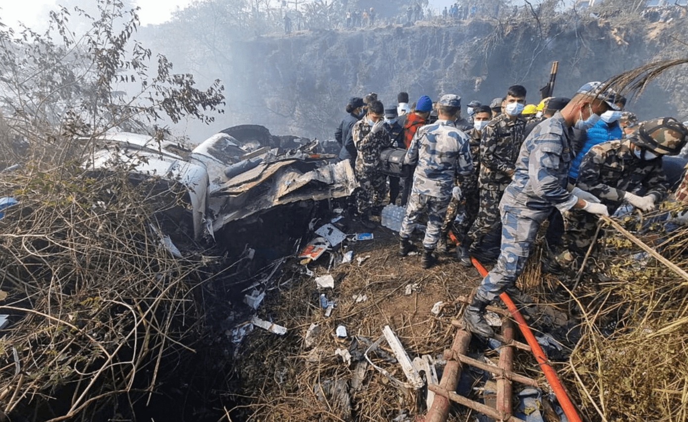 Nepal, precipita e prende fuoco un aereo con 72 persone a bordo