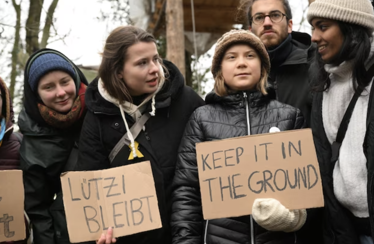 Greta Thunberg portata via con la forza dalla polizia alla miniera di Lutzerath