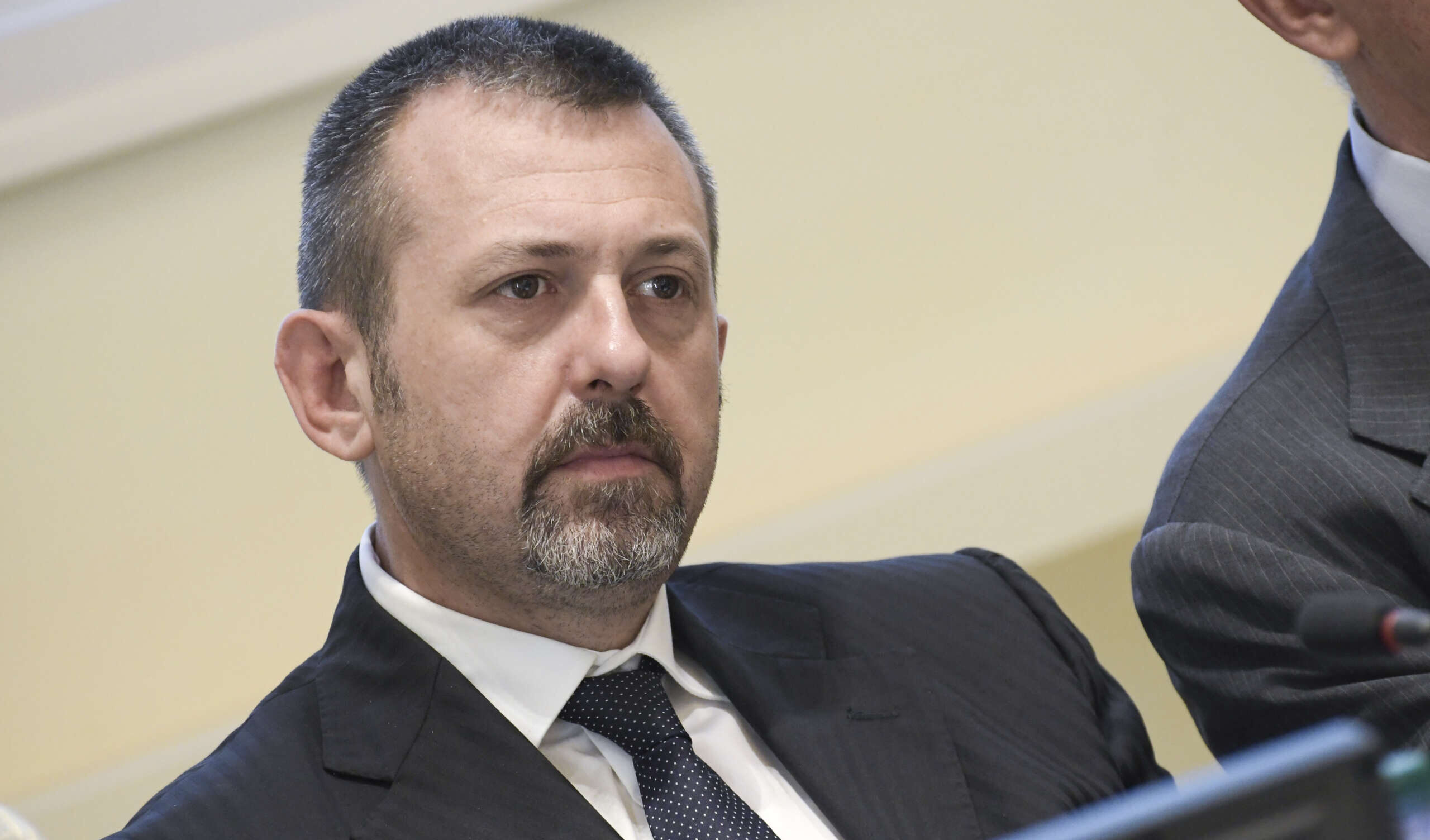 Cospito, Delmastro senza vergogna rincara la dose: "Il Pd spieghi quell'inchino ai mafiosi"