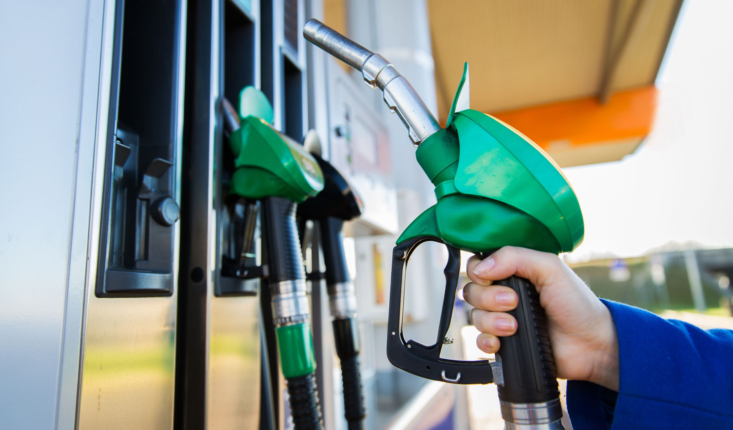 Benzina, aumenti record: come dimenticare le promesse di Meloni e Salvini?