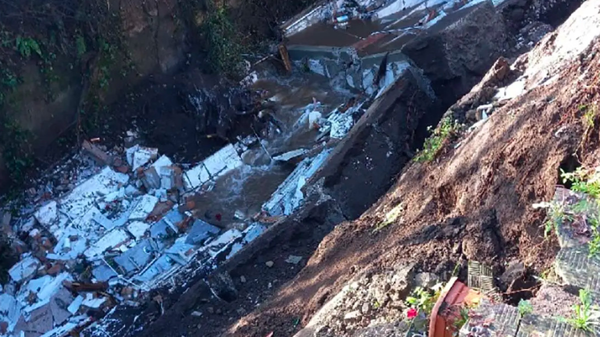 Venti bare e 80 urne in un torrente: la frana in un cimitero in provincia di Benevento