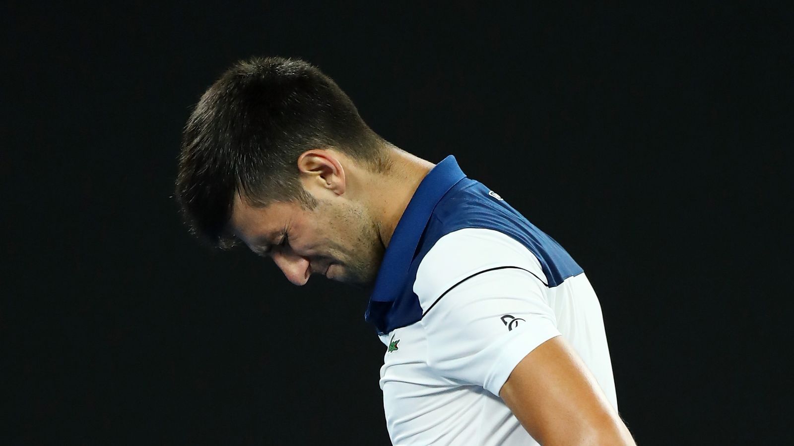 Non solo No vax: il papà di Djokovic filmato mentre sventola bandiere con la faccia di Putin agli Australian Open