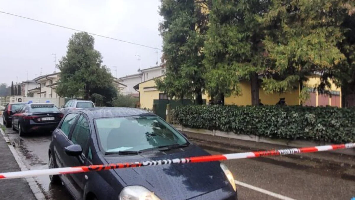 Impiccato in casa, feriti moglie e suocero: ipotesi di suicidio e tentato omicidio