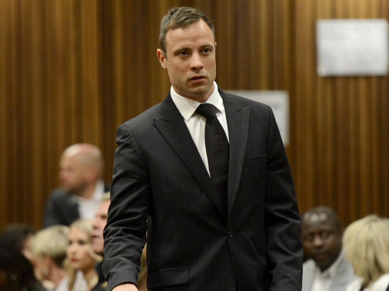 Oscar Pistorius ottiene la libertà condizionata: "Dovrà sottoporsi a una terapia contro la rabbia"