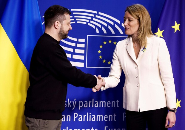 L'Eurocamera d'accordo a fornire più armi pesanti e jet per Kiev