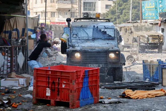 Strage di palestinesi: gli israeliani uccidono 10 uomini e ne feriscono 72 in un raid a Nablus