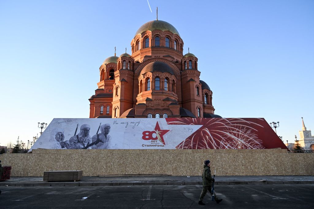 Putin oggi celebra l'80° anniversario della vittoria sovietica sui nazisti a Stalingrado e fa paragoni storici osceni