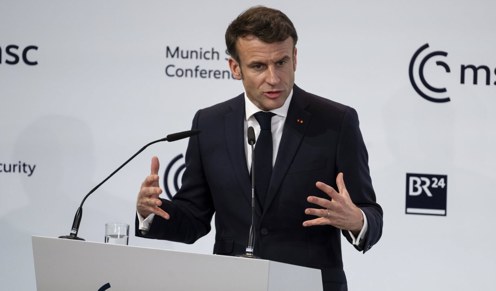Macron lancia il conto alla rovescia per le Olimpiadi di Parigi: preoccupazione per il terrorismo