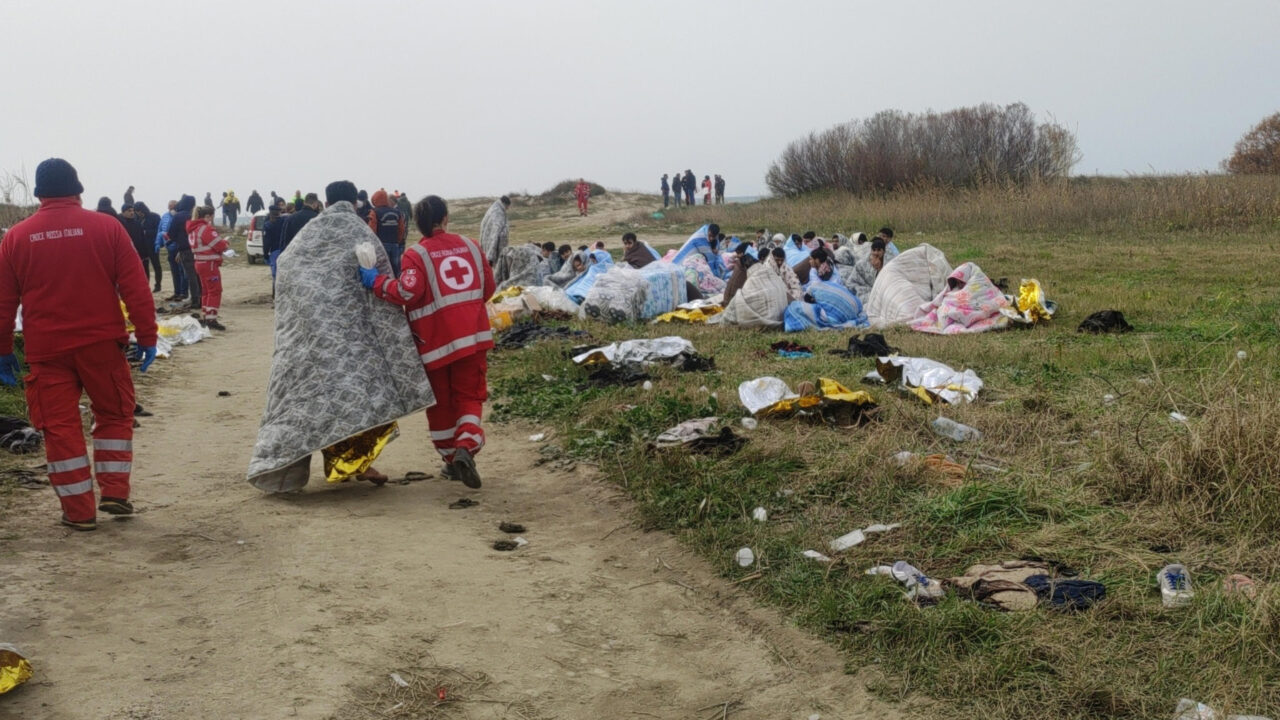 Cutro, le vittime salgono a 89: il mare continua a restituire i corpi dei morti