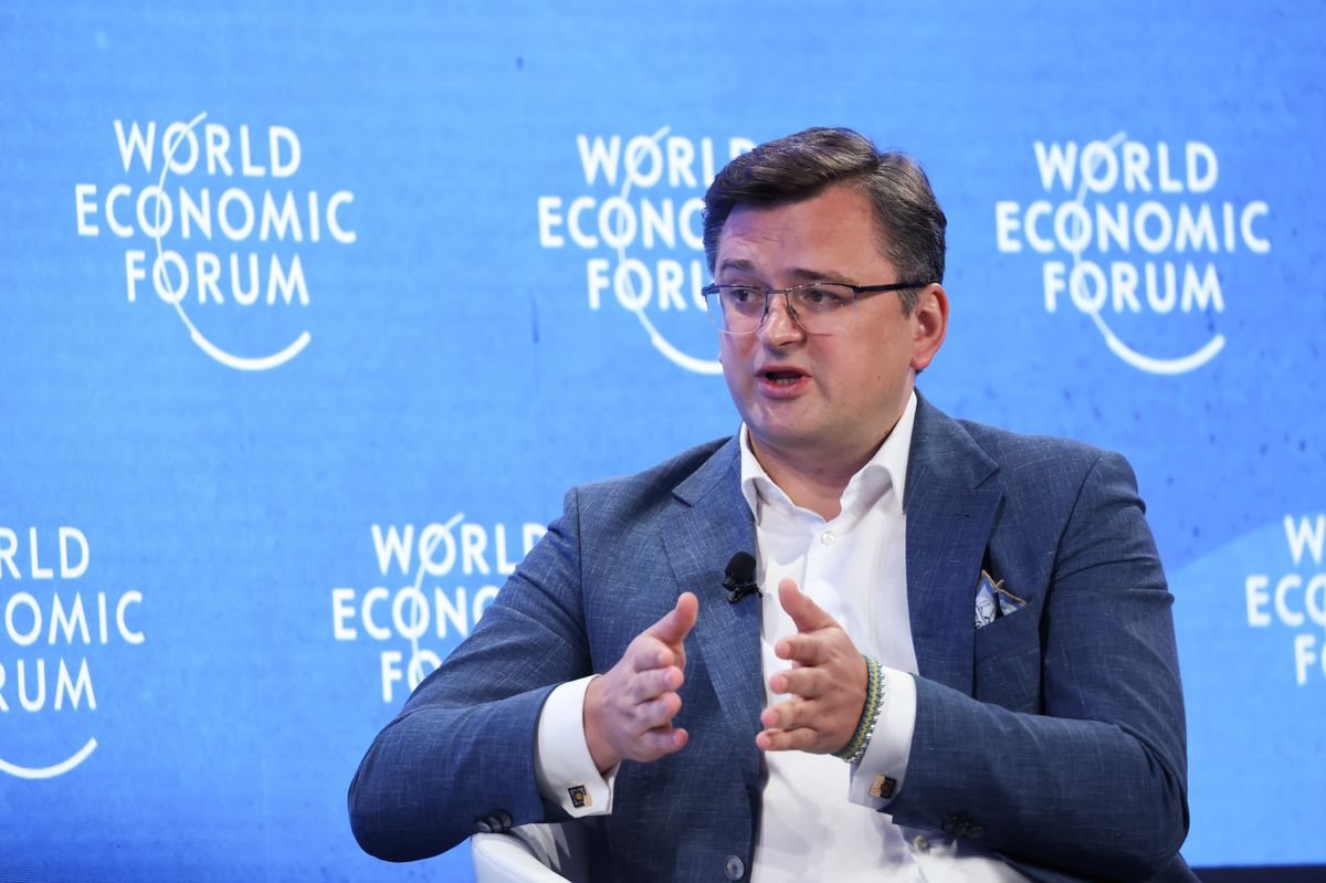 Ucraina, Kuleba: "Dobbiamo combattere a Bakhmut fino a quando sarà possibile"