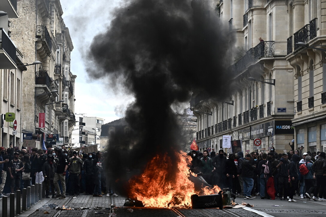 In Francia proteste e scioperi: re Carlo III rinvia la visita