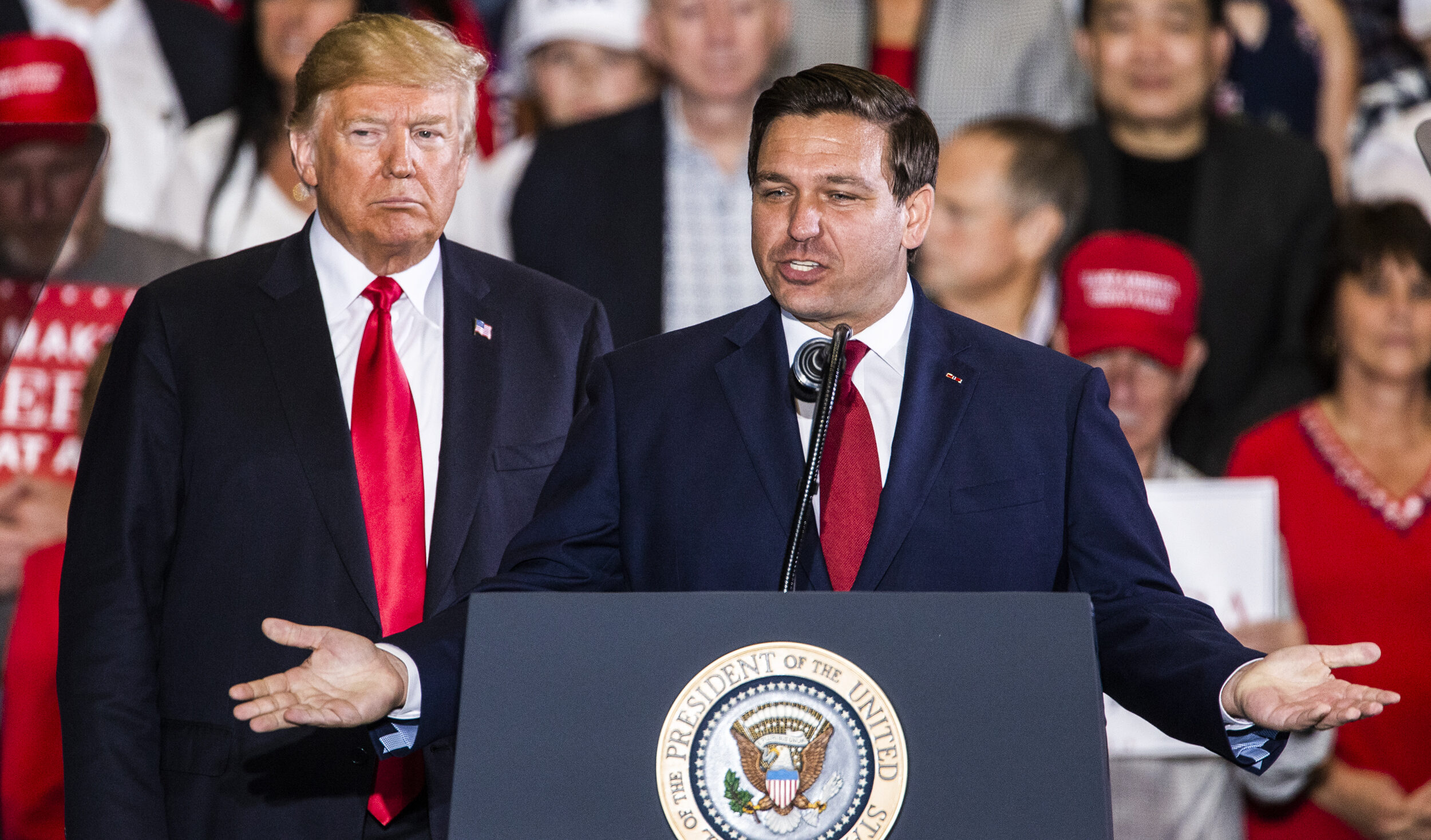 Trump e DeSantis: insulti e attacchi tra i due estremisti di destra che aspirano alla Casa Bianca