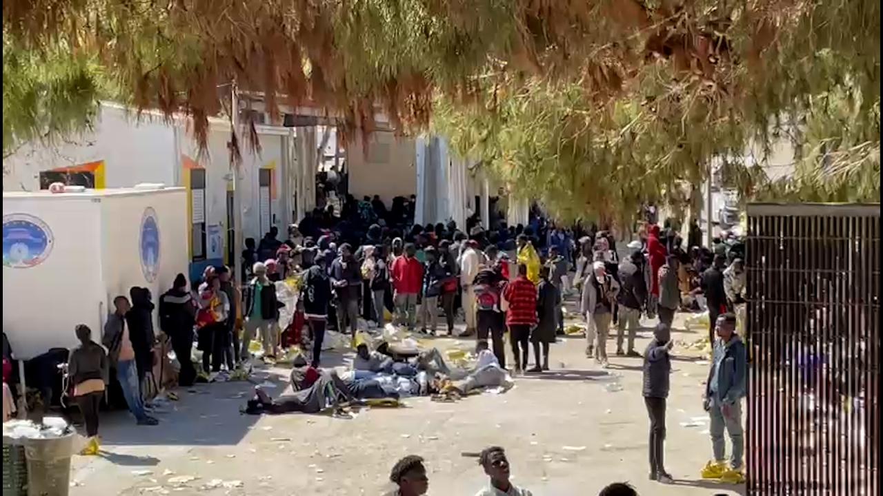 A Lampedusa l'hotspot scoppia: i bambini senza scarpe al freddo con i genitori