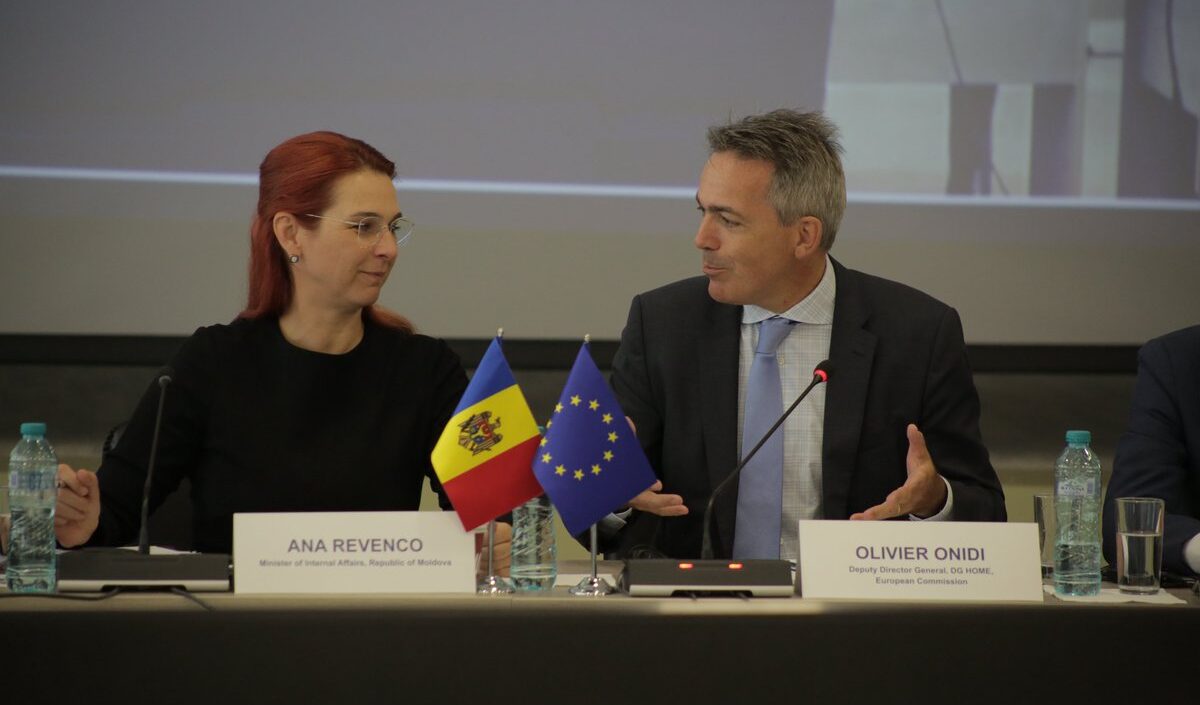 La Moldavia accusa la Russia di spionaggio: nel mirino le antenne sul tetto dell'ambasciata La Moldavia accusa la Russia di spionaggio: nel mirino le antenne sul tetto dell'ambasciata