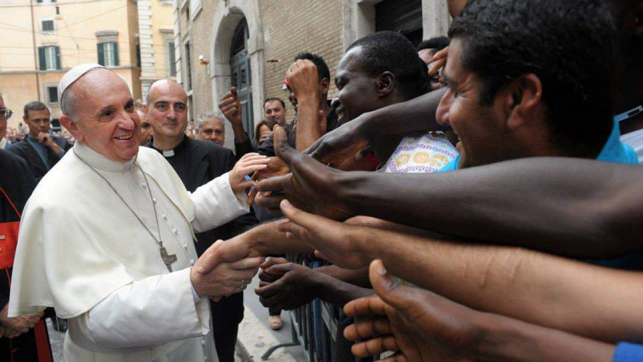 Migranti, l'indecenza non ha limiti: arruolano il Papa tra i securisti governativi