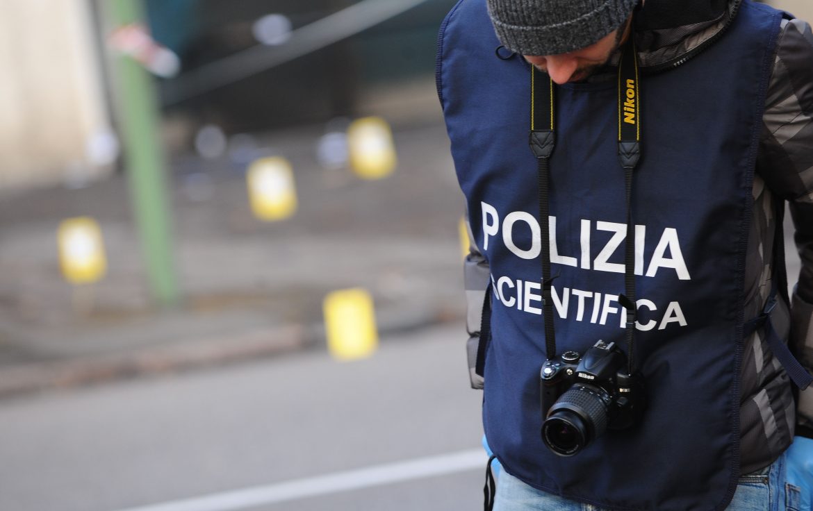 II cadavere di una 43enne trovato sul letto di casa: a scoprire il corpo è stato l'ex marito della donna