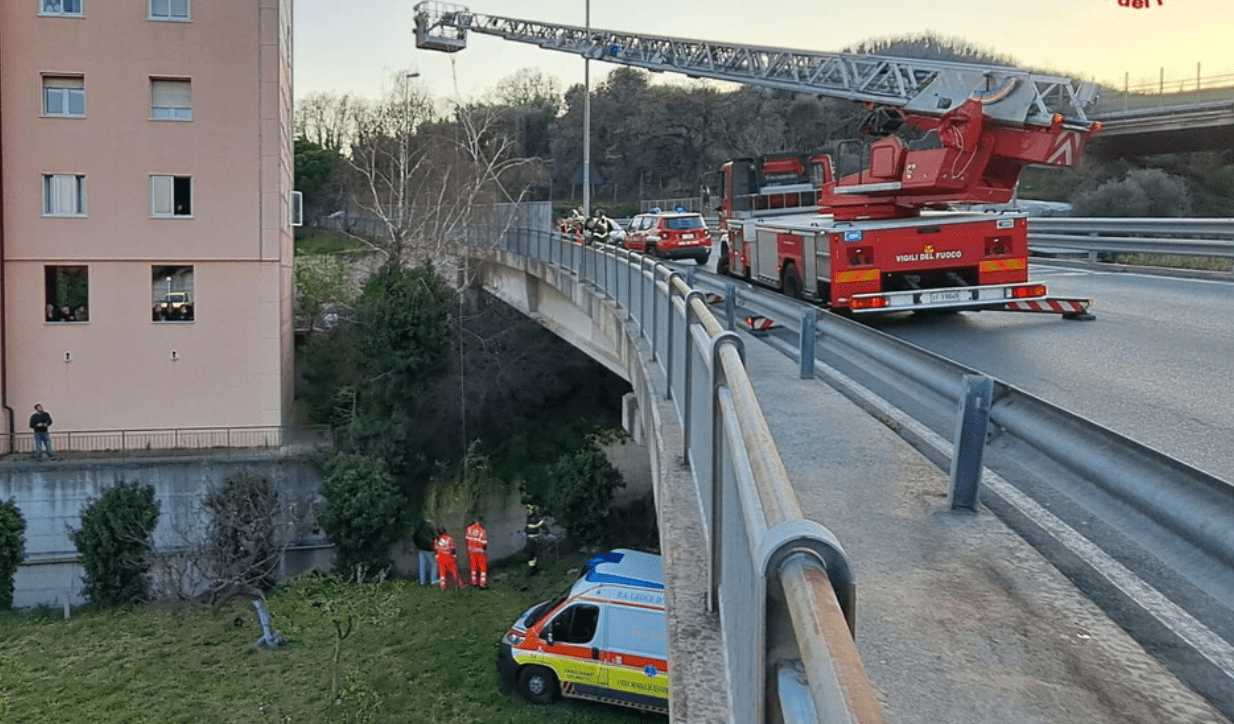 Un ladro si lancia da un viadotto per scappare dalla polizia: è grave