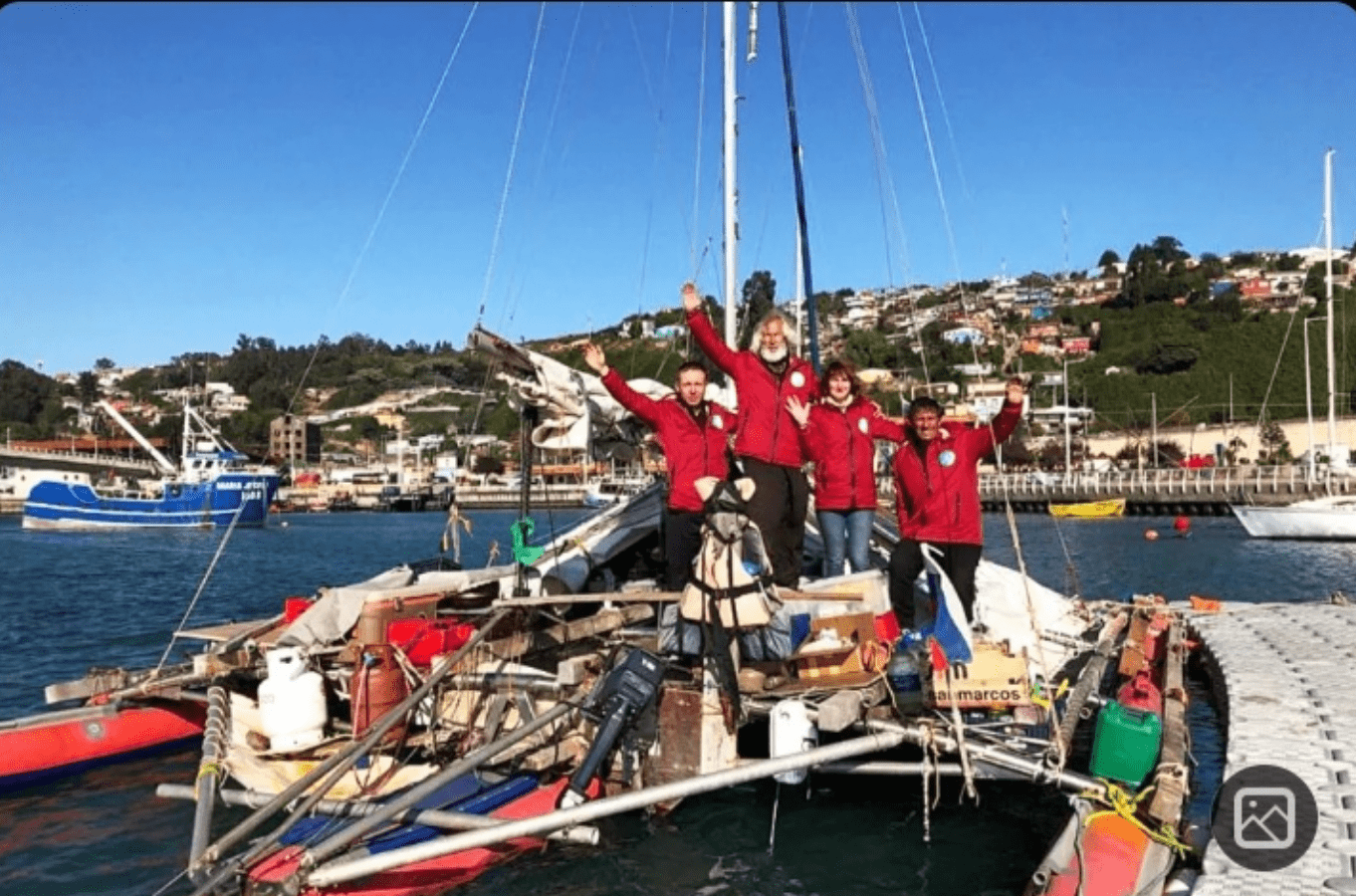 Nel Pacifico, marinai ucraini salvano l'equipaggio di una barca russa: è la legge del mare