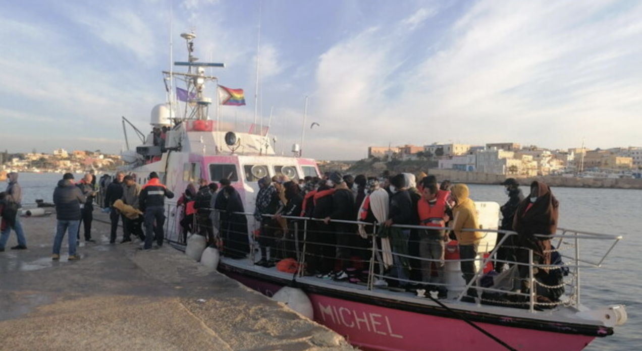 Nella notte sono sbarcate 333 persone a Lampedusa a bordo di 7 imbarcazioni: hotspot già allo stremo