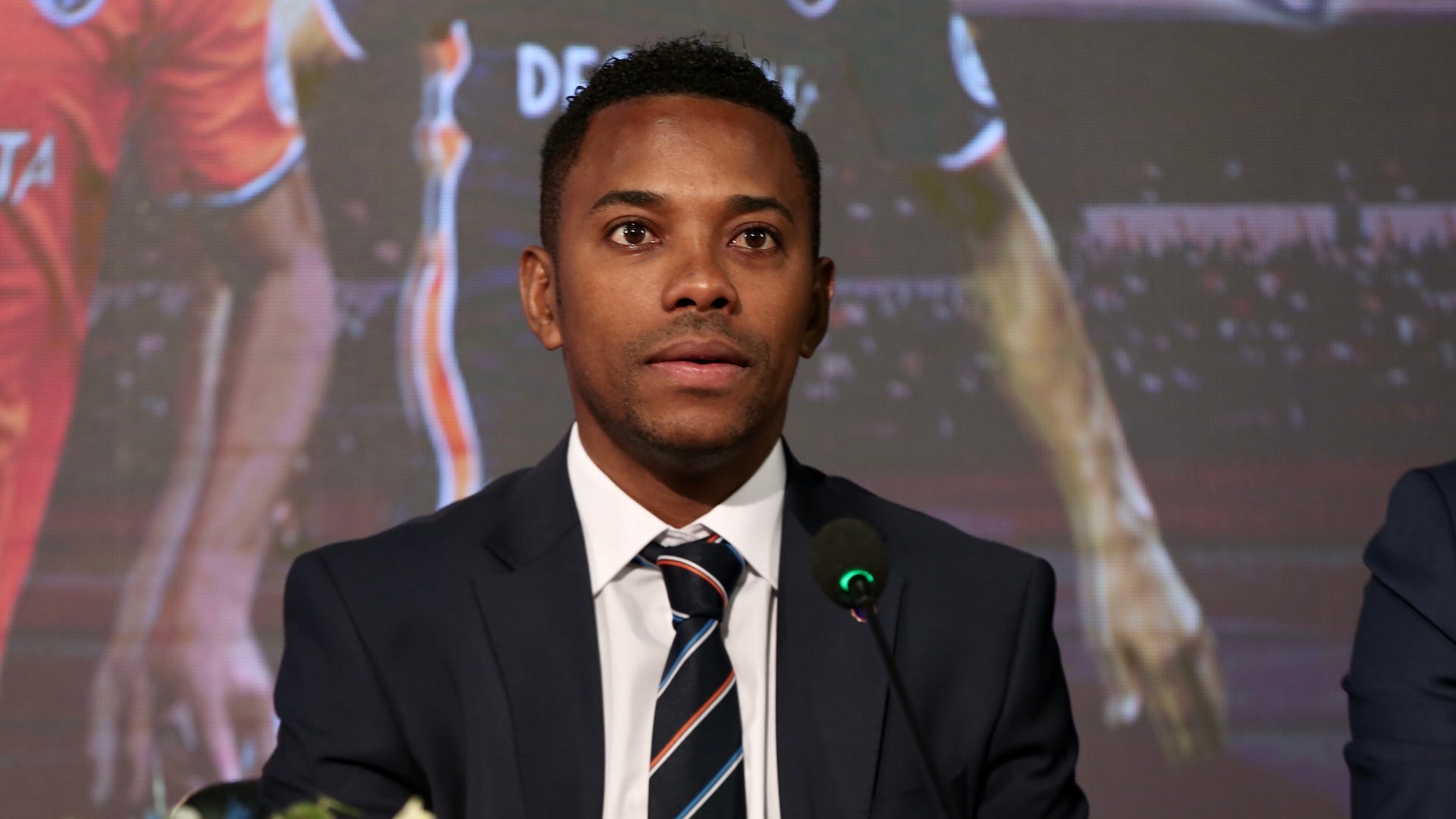 Stupro: Robinho consegna il passaporto in attesa della decisione sulla sua carcerazione in Brasile