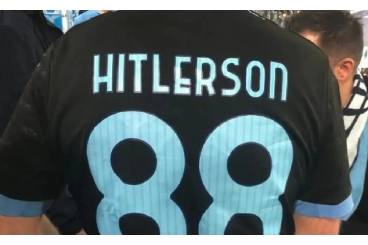 L'idiota con la maglia 'Hitlerson' è tedesco: la procura contesta la violazione della legge Mancino