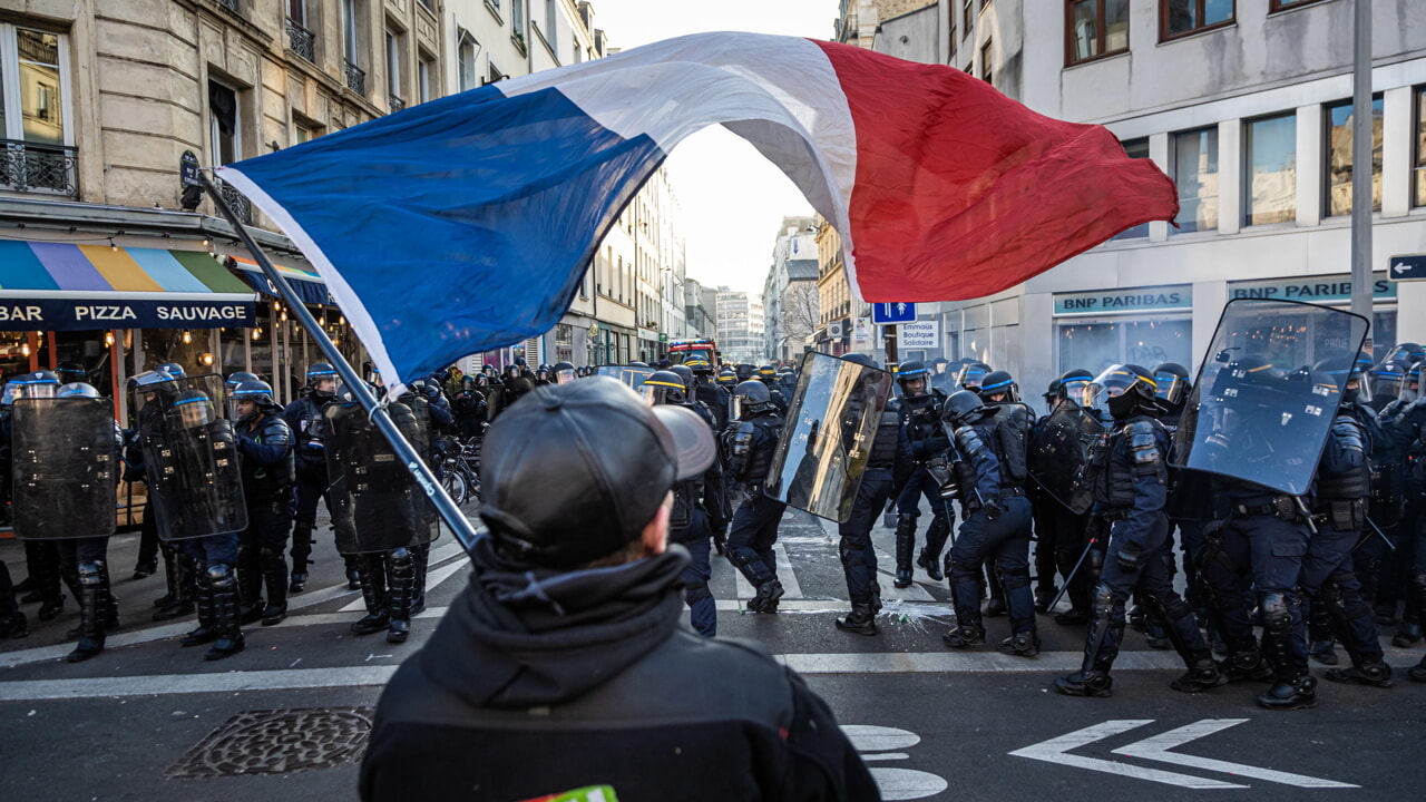 Francia, migliaia in piazza contro la riforma delle pensioni: ci sono arresti e feriti