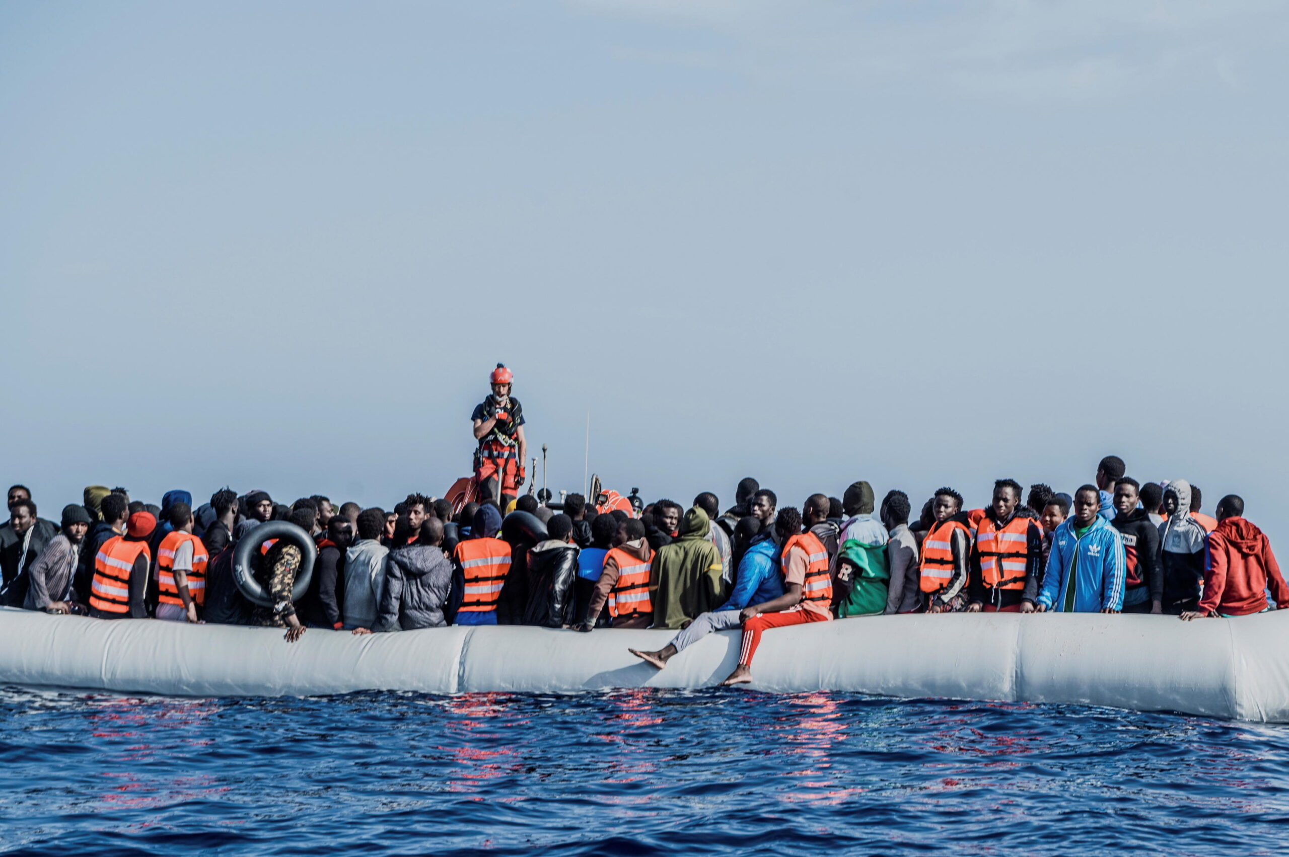 Migranti, 500 persone in pericolo al largo della Sicilia: "Decine di donne e bambini"