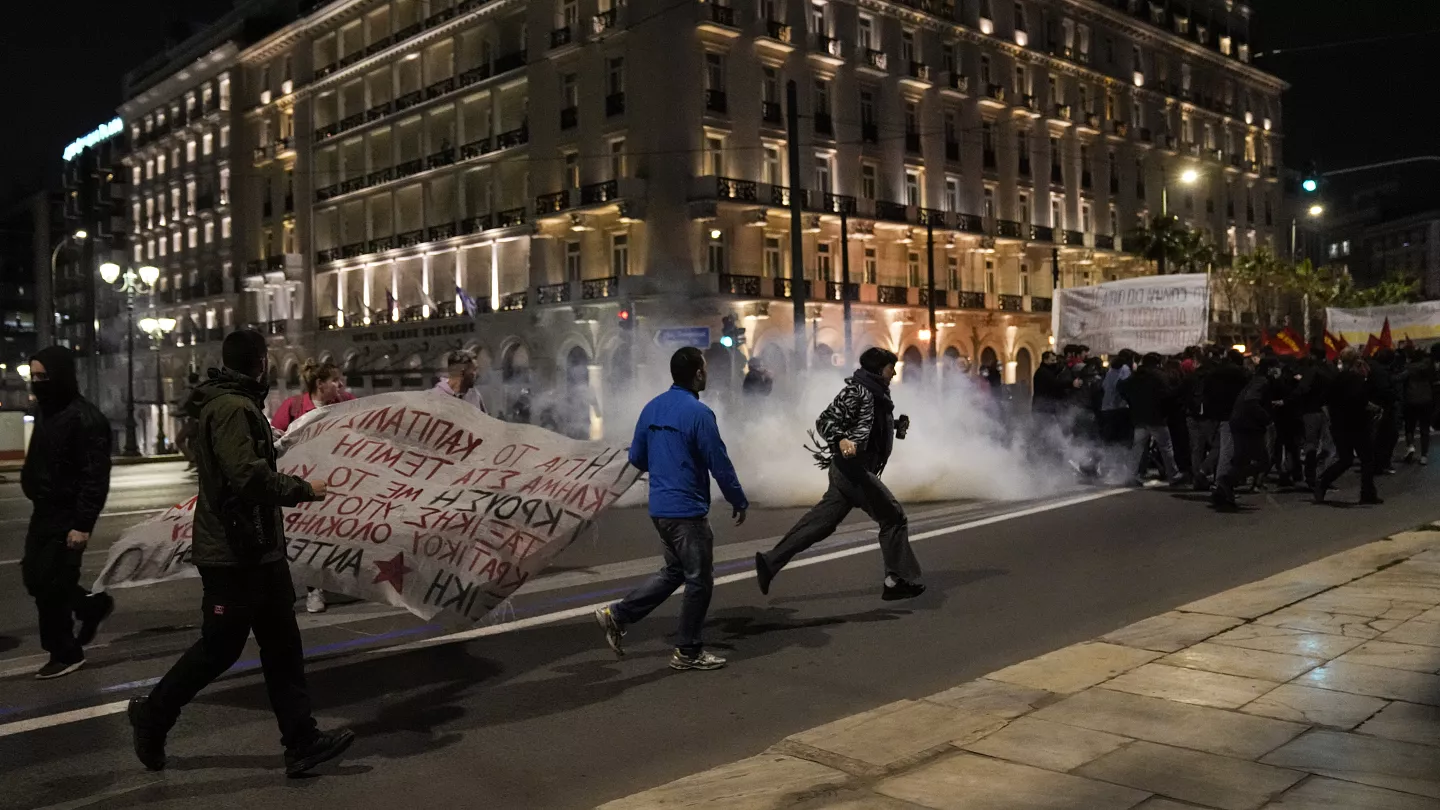 Grecia, scioperi e proteste dopo l'incidente ferroviario che ha causato 57 morti: la situazione