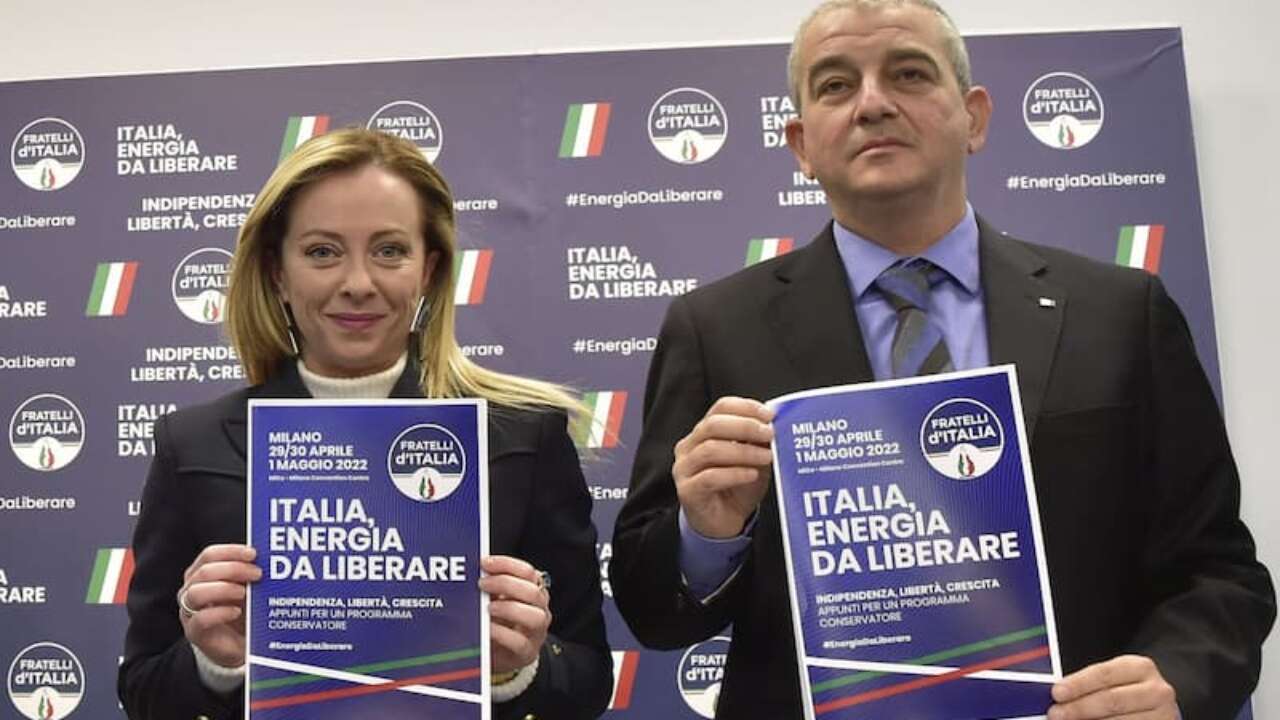 Via Rasella, Fazzolari critica La Russa ma in realtà lo giustifica: "Fallo di reazione". Ma reazione a cosa?